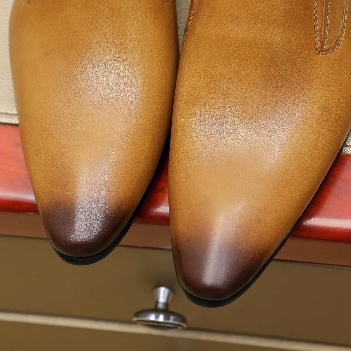 Men's shoes 💰540 💰 Louis Vuitton LV ® Autumn and Winter 🆕 models 🔛Full shoe counter First layer cowhide, 🐂Leather lined casual shoes for men, super soft outsole, essential for driving. Counter synchronization Original first layer cowhide Completely 1:1 mold customization 🌹Top version, 3 colors available! Number: 38-45 (37.46. Customized)